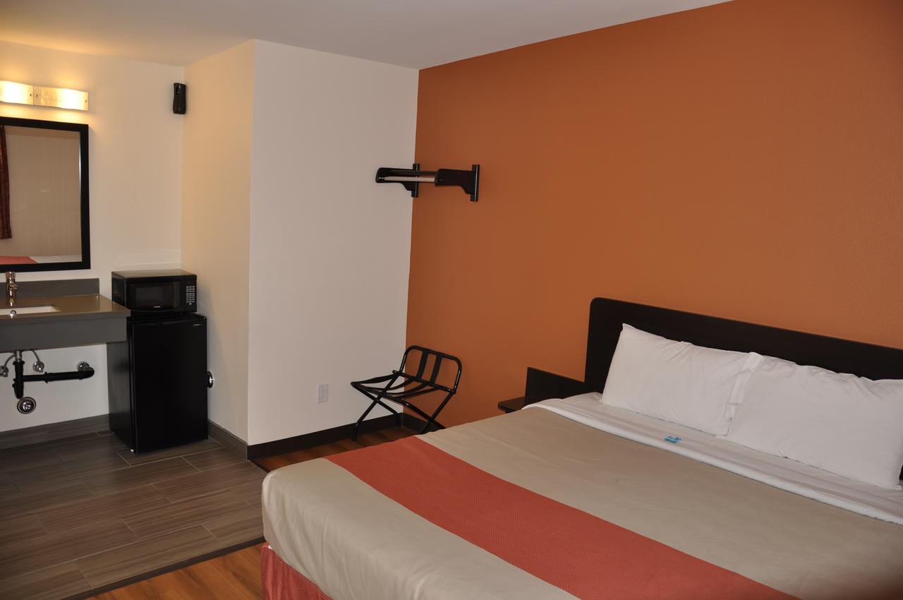 Motel 6 Maple/Main Hesperia Room photo