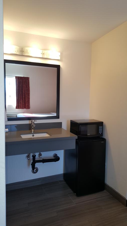 Motel 6 Maple/Main Hesperia Room photo